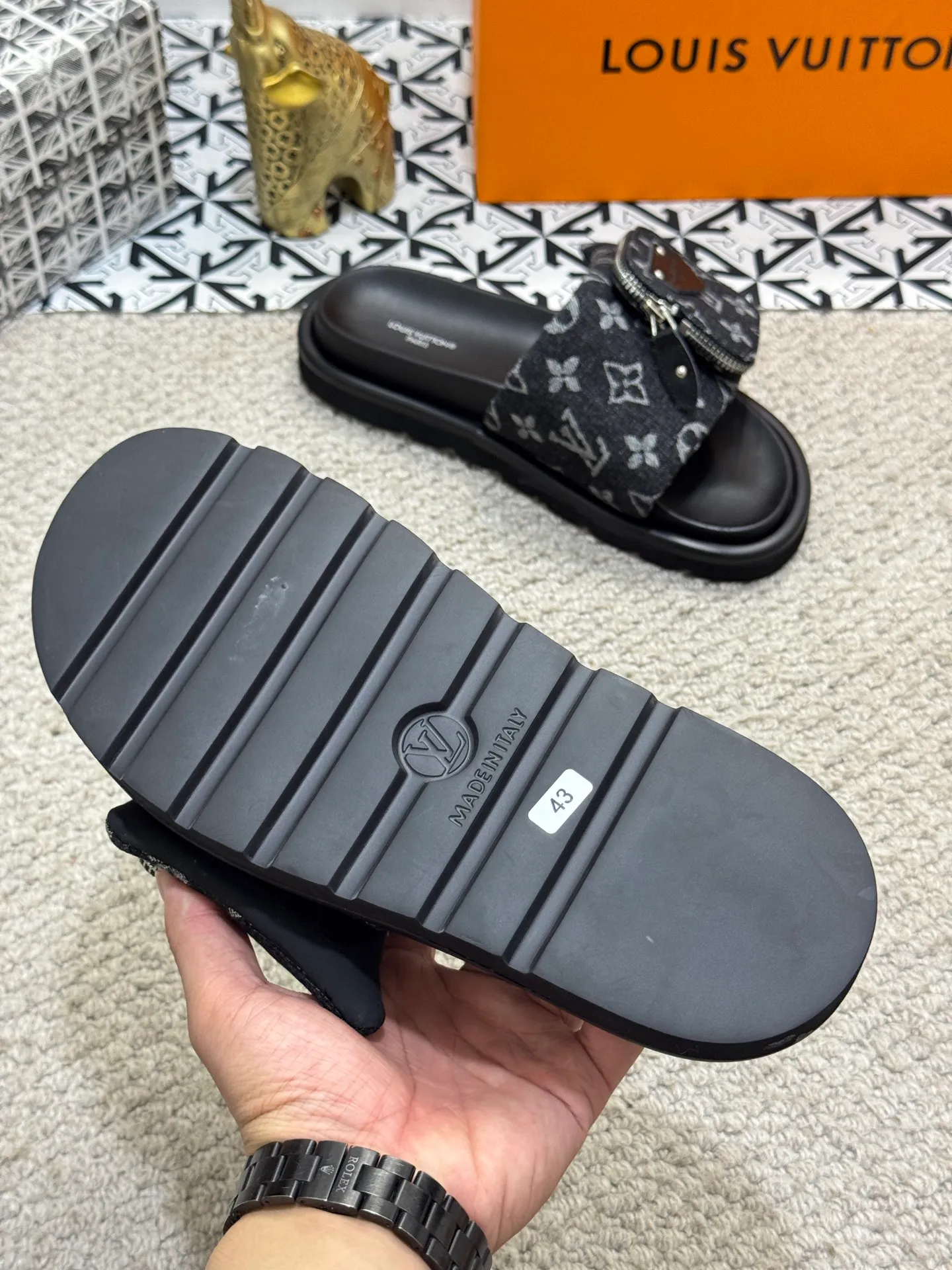 Men's shoes 💰400 [New style] 🦇🦇Top original order [Louis Vuitton] Couple style 👫Spring and summer style🎯🎯As an active family in the fashion industry ⭐ Lv is characterized by bold innovation ⚡Fabric down cloth🔥 Combined outsole, clean and tidy ⚡Fashionable and generous🌹Multiple colors available..Size: 36-44 (45 customized
